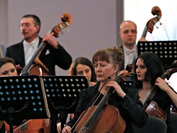 Група віолончелей і котрабасів симфонічного оркестру НРКУ
