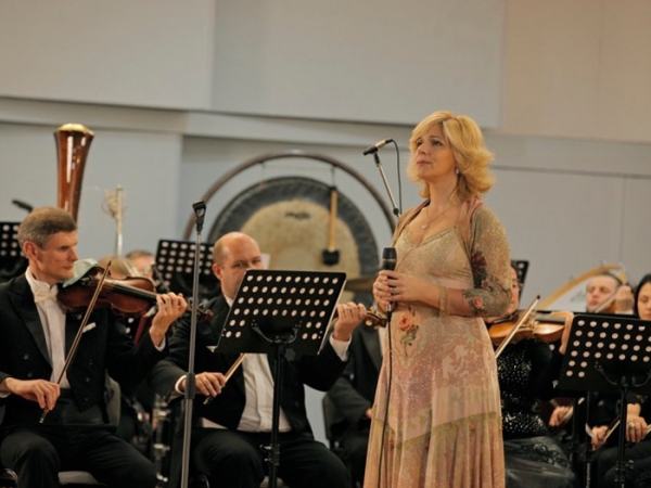 У супроводі заслуженого симфонічного оркестру під керуванням В. Шейка співає О. Богомолець