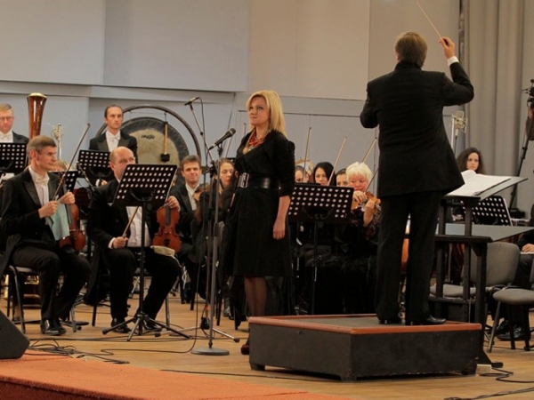 У супроводі заслуженого симфонічного оркестру НРКУ під керуванням В.Шейка співає М. Бурмака